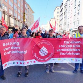 DGB Kundgebung zum 1. Mai in Augsburg :  ‘Erst unsere Jobs, dann eure Profite’